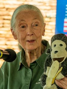 Jane Goodall visita la Misión de Estados Unidos en Uganda el 4 de abril de 2022 - 5 (recortada)