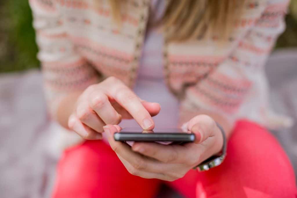close up woman's hand hold mobile phone device:focus on girl work play read call text type on smartphone concept, teen people innovation technology telecommunication. teenager reply response chatting